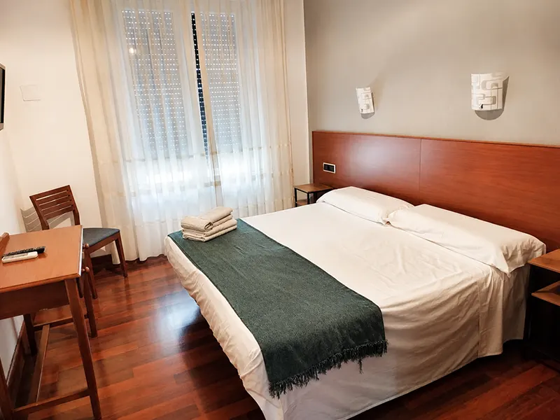Chambre double avec salle de bain partagée